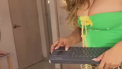 Snapshot of melina_ferrer1 chatting on July 18, 2026, 1:04 pm EI online show from July 18, 2026, 1:04 pm