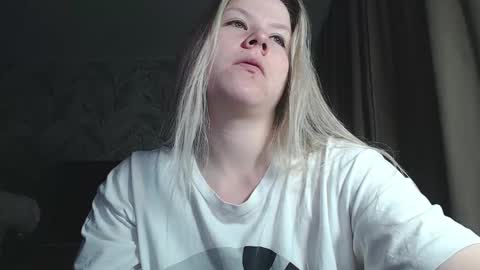 Snapshot of melissa__ray chatting on December 10, 2024, 7:00 pm Melissa Ray online show from December 10, 2024, 7:00 pm