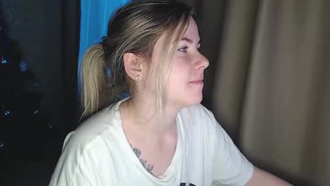 Snapshot of melissa__ray chatting on December 18, 2024, 3:26 am Melissa Ray online show from December 18, 2024, 3:26 am