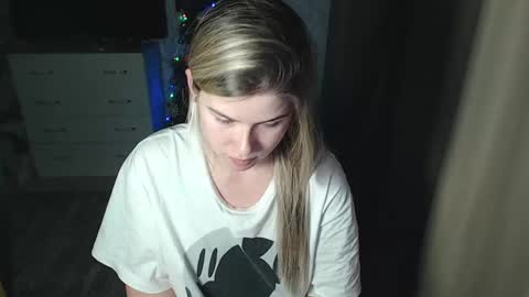 Snapshot of melissa__ray chatting on December 18, 2024, 1:34 pm Melissa Ray online show from December 18, 2024, 1:34 pm
