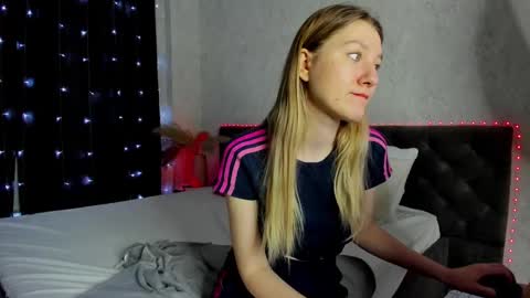 melissa_moooree online show from February 24, 2025, 2:15 pm