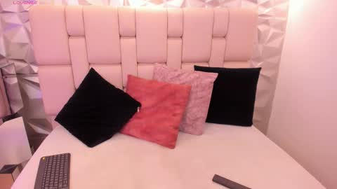 Snapshot of mell_muller chatting on February 25, 2026, 11:42 am Mell online show from February 25, 2026, 11:42 am