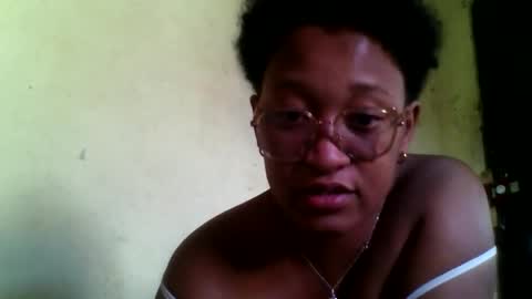 Snapshot of mella395695 chatting on May 21, 2026, 10:44 am mella395695 online show from May 21, 2026, 10:44 am