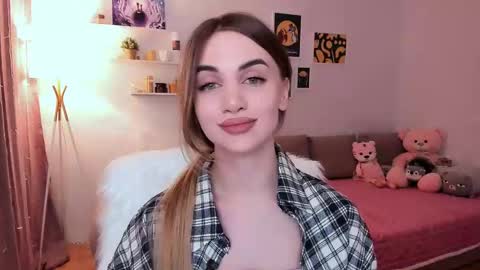 Tessa online show from March 6, 2025, 9:42 pm