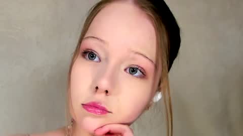 Snapshot of melmooon chatting on June 17, 2026, 8:32 pm MelMooon online show from June 17, 2026, 8:32 pm