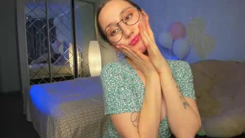 Snapshot of melodyoflovee chatting on February 15, 2025, 5:17 pm Kaylie online show from February 15, 2025, 5:17 pm