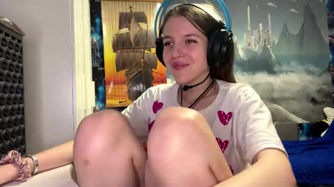 Hi Im Aria 18 years old online show from December 1, 2025, 5:07 pm