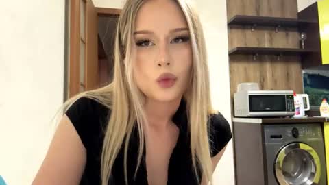 Snapshot of merrileesmoldt chatting on June 27, 2026, 1:39 pm Stefani online show from June 27, 2026, 1:39 pm