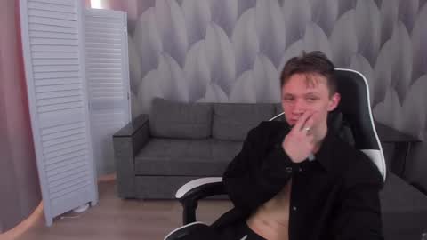 Snapshot of meverik_oushen chatting on April 21, 2026, 2:01 pm MEVERIK OUSHEN online show from April 21, 2026, 2:01 pm