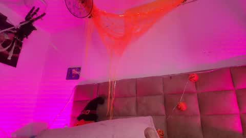 Emi online show from October 30, 2025, 7:14 pm