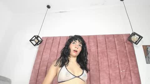 mia____69 online show from November 26, 2025, 10:22 pm