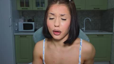 Mia online show from March 15, 2026, 7:20 pm