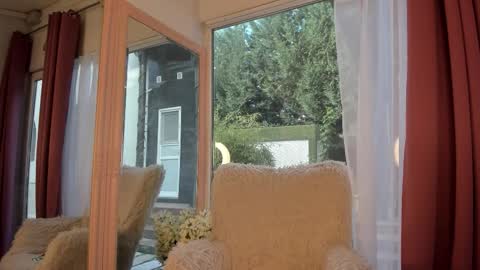 Mia  Milan online show from October 10, 2025, 6:34 am