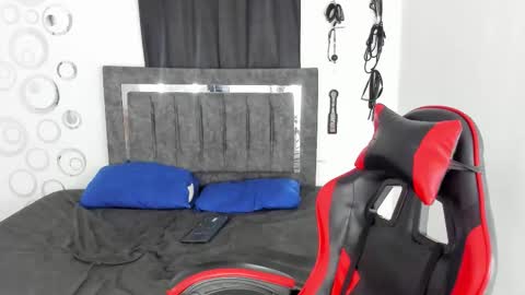 Mia and Kenai online show from November 25, 2025, 12:27 pm