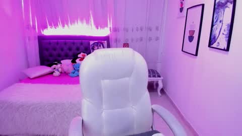 Mia online show from December 3, 2025, 9:57 pm