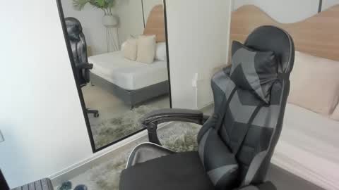 M I A  online show from November 26, 2025, 2:45 am