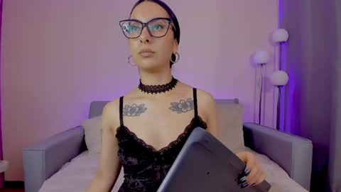 Sarah Luna online show from April 19, 2026, 12:37 pm