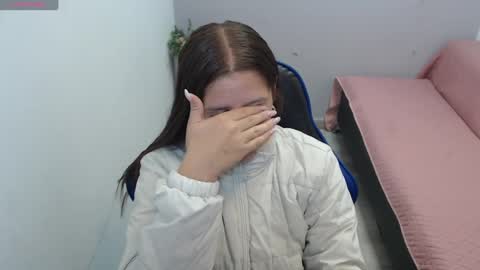 Mia online show from September 9, 2025, 1:21 pm