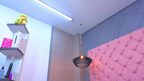 Mia online show from April 7, 2026, 1:11 pm