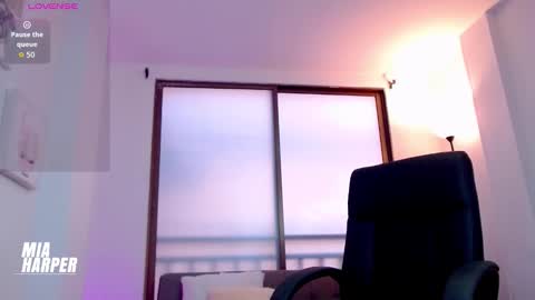 Mia online show from November 9, 2025, 9:24 pm