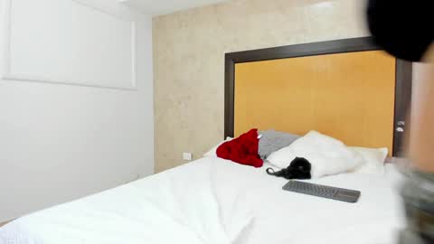 MIALOPEZ      .     Y      .      online show from December 3, 2024, 7:22 pm