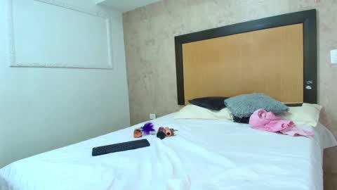 MIALOPEZ      .     Y      .      online show from December 31, 2024, 10:26 am