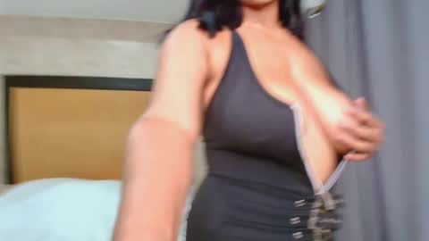 MIALOPEZ      .     Y      .      online show from September 18, 2025, 7:05 pm