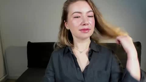 Mia online show from November 26, 2025, 7:53 am