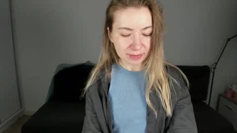 Mia online show from December 23, 2025, 7:28 am