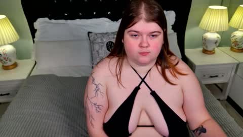 Sweet Mia online show from November 30, 2025, 6:01 pm