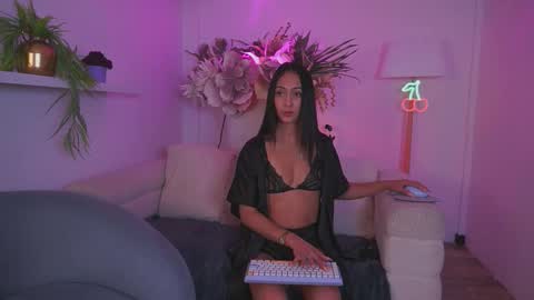 Mia online show from March 28, 2026, 11:21 am