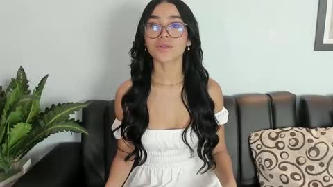 mia_petite72 online show from September 20, 2025, 9:38 pm