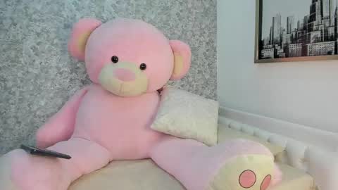 Mia online show from June 2, 2026, 2:57 am