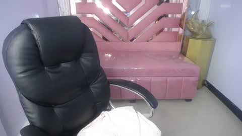 Mia  online show from July 2, 2026, 3:17 am