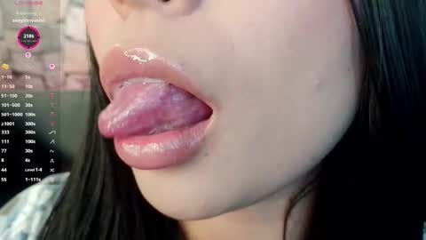 Mia online show from December 5, 2025, 5:49 am