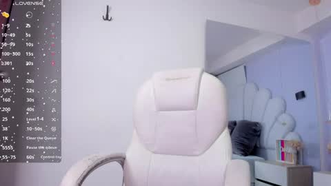 Mia online show from April 13, 2026, 4:07 am