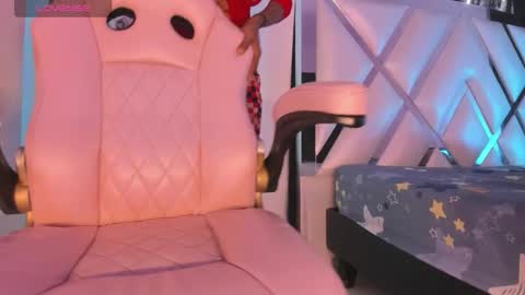 mia_royal online show from December 4, 2025, 9:12 pm