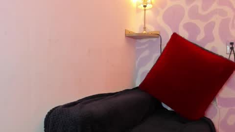 Mia . online show from November 1, 2025, 12:40 pm