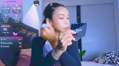 Mia online show from October 17, 2025, 3:36 pm