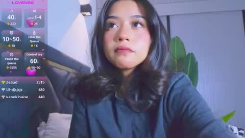 Mia online show from November 9, 2025, 1:09 pm