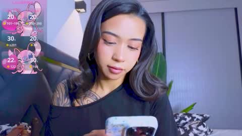 Mia online show from November 12, 2025, 3:34 pm