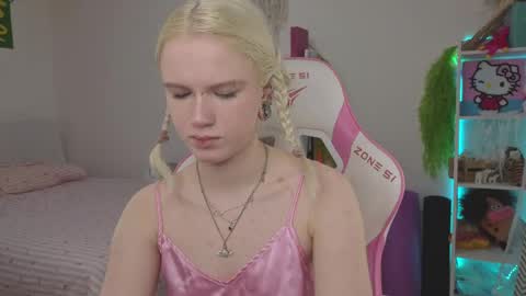 Mia online show from April 17, 2026, 3:31 am