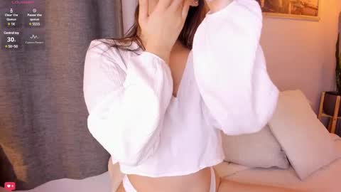Snapshot of mia_white11 chatting on December 6, 2024, 12:27 pm Mia White online show from December 6, 2024, 12:27 pm