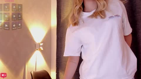 Mia White  online show from November 1, 2025, 12:51 pm