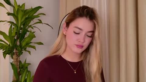 Snapshot of mia_white11 chatting on July 23, 2026, 3:43 pm Mia White online show from July 23, 2026, 3:43 pm