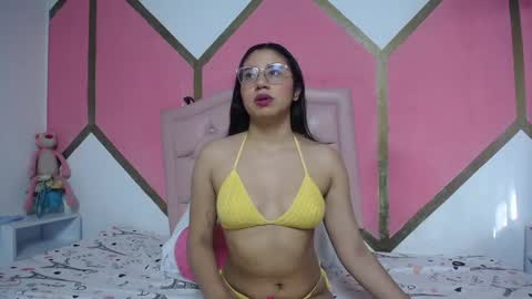 Mia online show from December 17, 2025, 12:55 pm