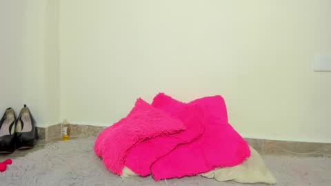 MIA INDEPENDENT MODEL  online show from December 22, 2024, 10:06 am