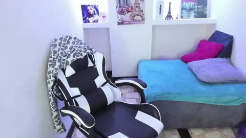       online show from October 4, 2025, 12:25 pm