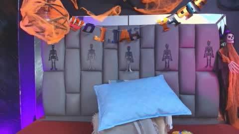 Snapshot of miaabrown__ chatting on October 24, 2025, 12:01 pm Mia online show from October 24, 2025, 12:01 pm