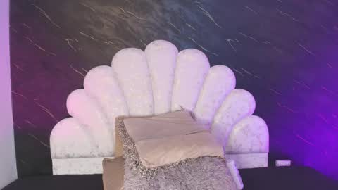 Mia online show from April 6, 2026, 12:06 pm